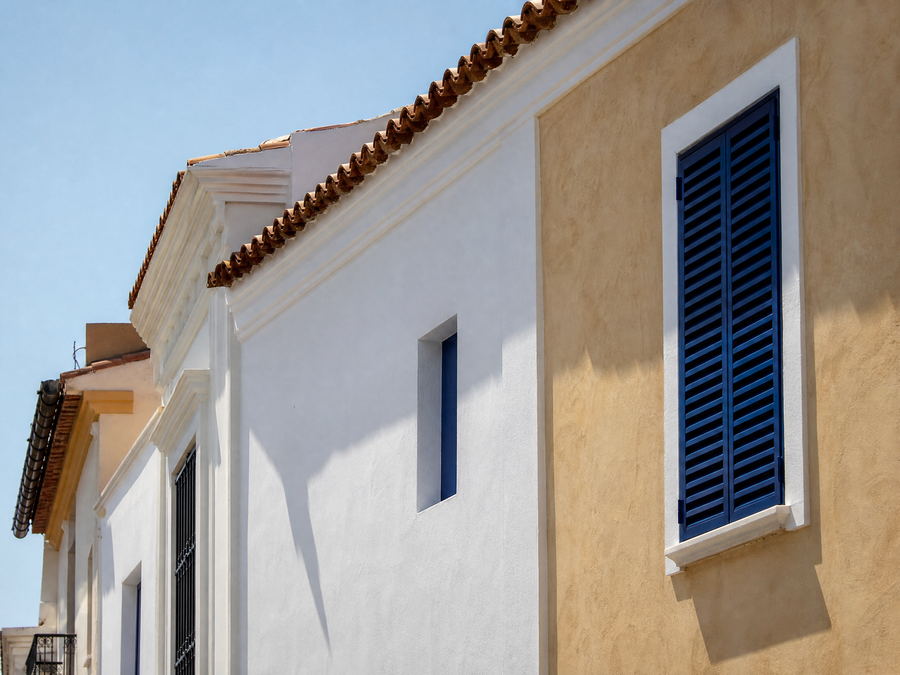 Fachada mediterránea rehabilitada e impermeabilizada en tono claro